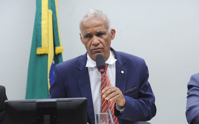 Projeto prevê direito de pais solicitarem internação de jovens dependentes de drogas