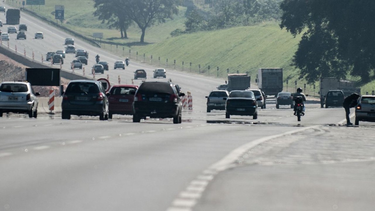 Ciclone provoca quedas de árvores e interdições em rodovias do Rio neste sábado