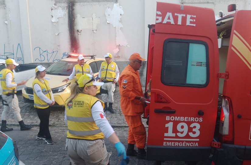Ronda no Bairro e Bombeiros socorrem homem em situação de rua, vítima de espancamento
