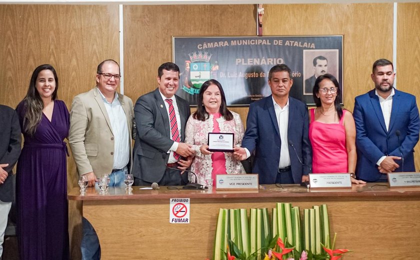 Fátima Canuto recebe título de Cidadã Honorária de Atalaia em homenagem ao trabalho prestado pelo município