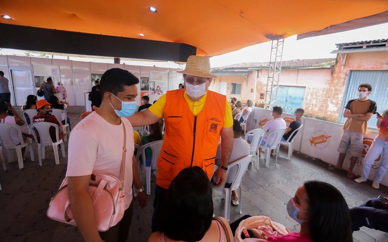 Gilberto Gonçalves acompanha vacinação de pessoas acima de 20 anos contra a Covid em Rio Largo