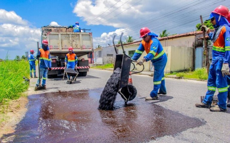 Operação tapa-buracos recupera via rápida de acesso entre a parte alta e a orla de Penedo
