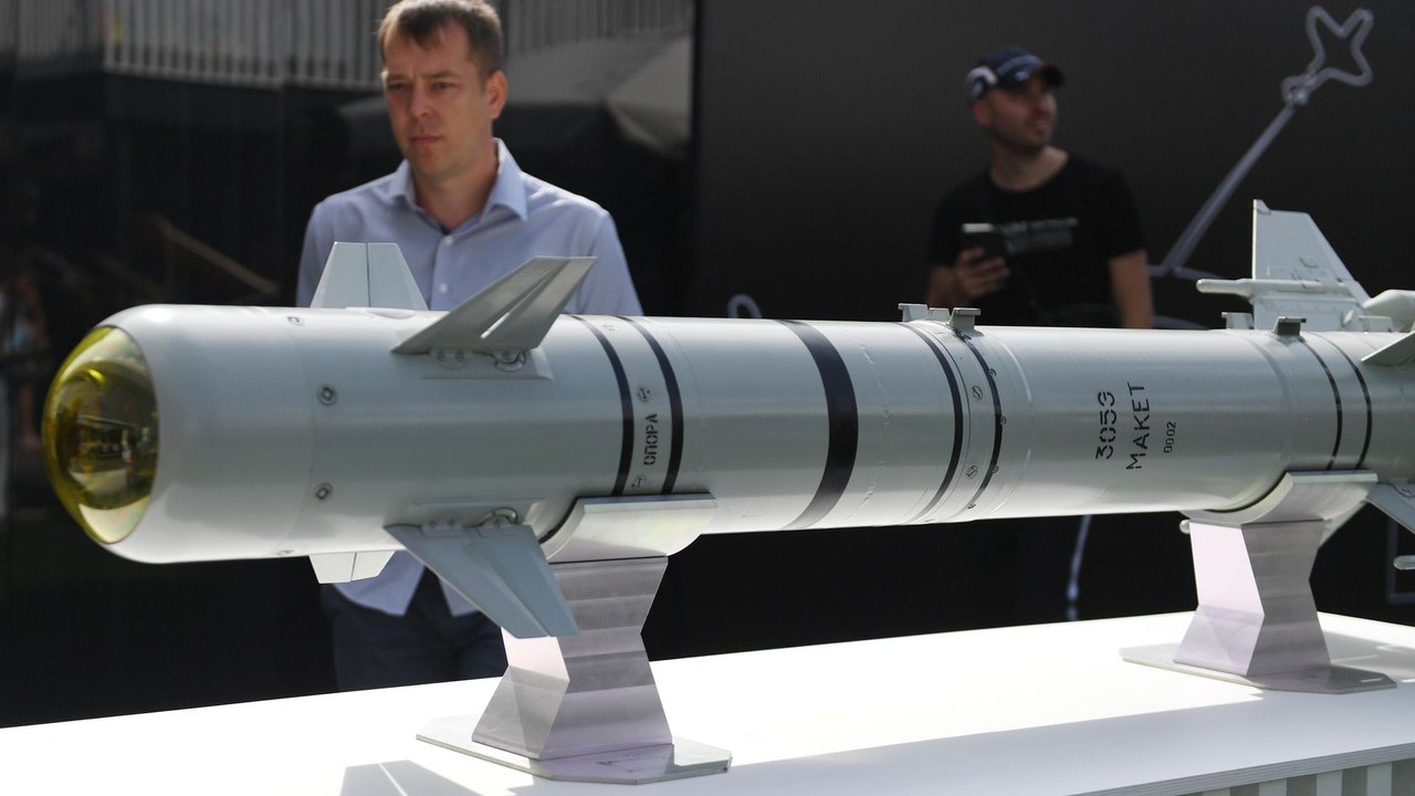 Parceiros estrangeiros se interessam pelo míssil aéreo guiado russo 305E, revela diretor da Rostec