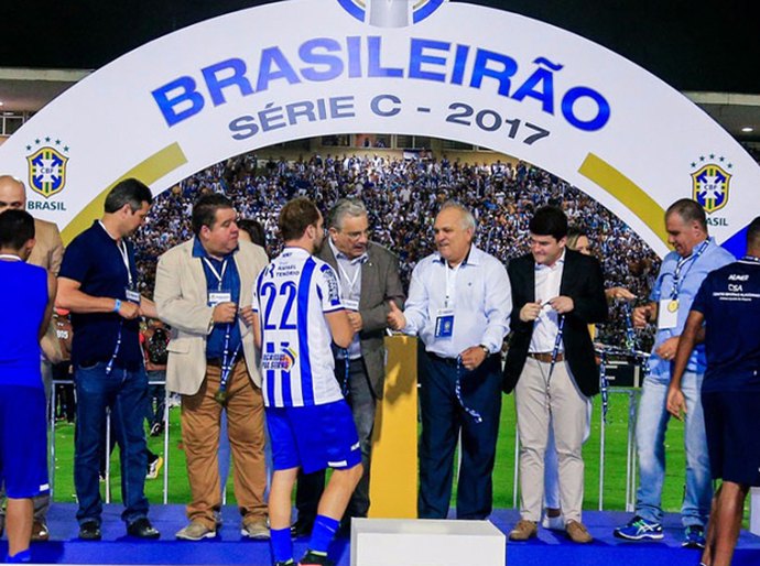 Presidente do TJ/AL participa de premiação aos jogadores do CSA