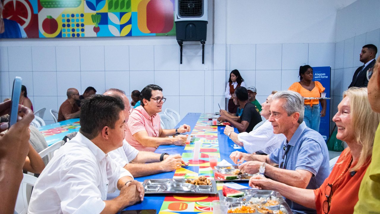 Governador em exercício visita restaurante popular do Jacintinho
