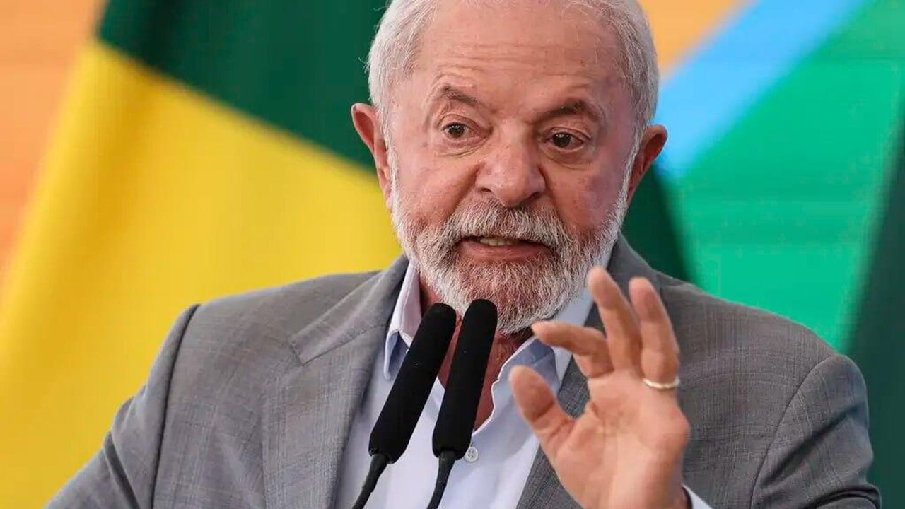 Lula rebate Trump e diz que Brasil 'não vai ficar de joelho' diante dos EUA