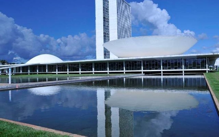 Estado eficiente: distribuição de médicos e professores no serviço público é concentrada nas regiões mais ricas