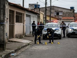 Dois homens são baleados em atentado no bairro da Gruta de Lourdes, em Maceió