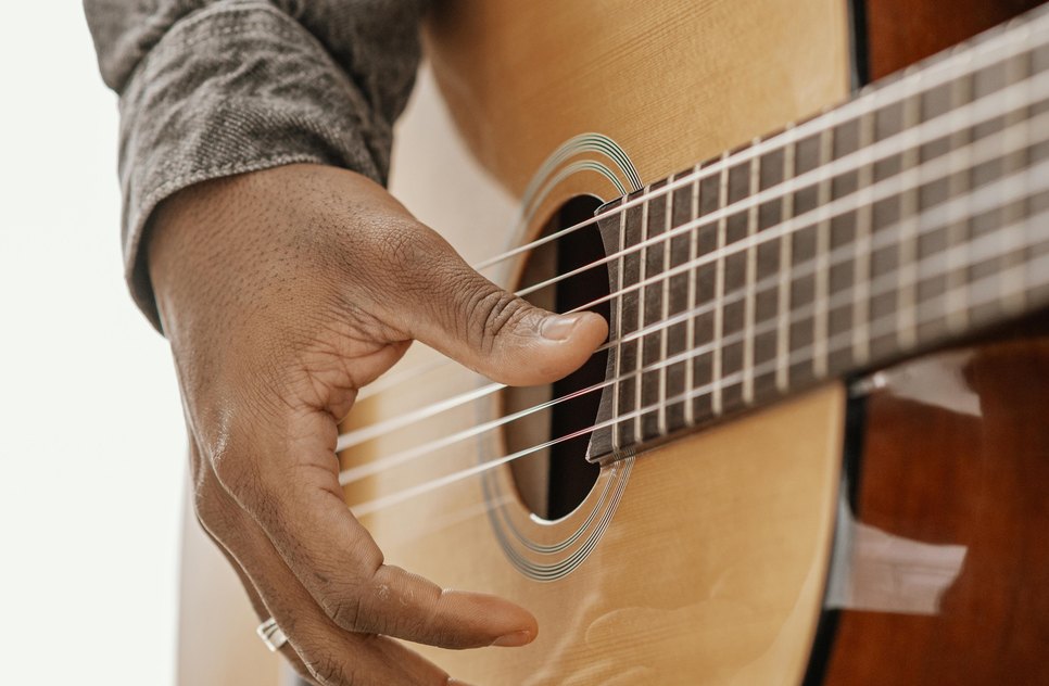 musico-tocando-violao-em-casa / Foto: Foto: Ilustrativa Freepik