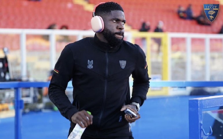 Umtiti é vítima de racismo da torcida da Lazio e ganha apoio da Fifa e de clubes