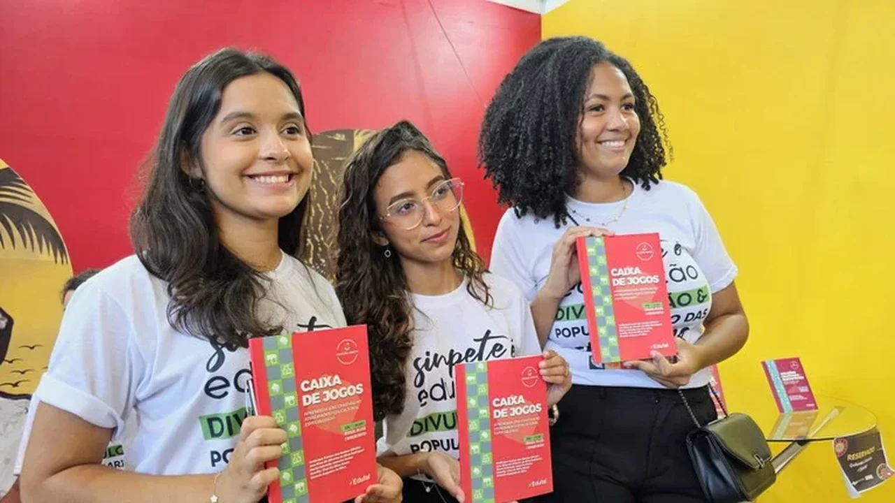 Sinpete realiza entrega da coleção de livros aos parceiros