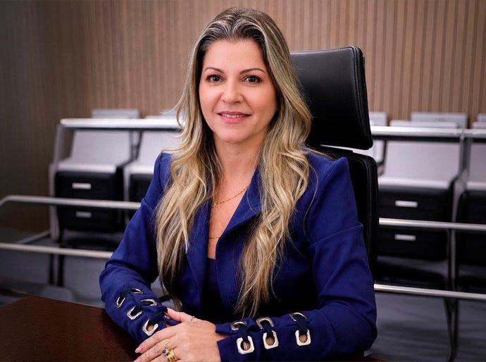 Michelle Palladino assume o Crea-AL e faz história como primeira engenheira eletricista presidente