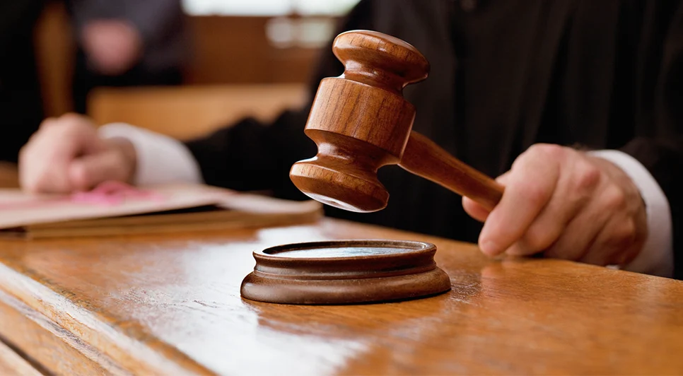 por-que-os-juc3adzes-usam-martelo-no-tribunal