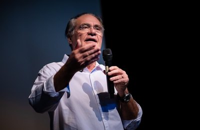 “É importante que todos vejam para que nunca mais aconteça no Brasil”, diz Renan Calheiros sobre esquema de corrupção exibida em filme da Covid-19