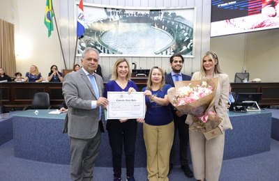 Ângela Abdo recebe da Assembleia a comenda Irmã Dulce