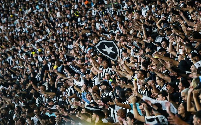 Torcedor do Botafogo faz gestos racistas em jogo contra o Palmeiras na Libertadores