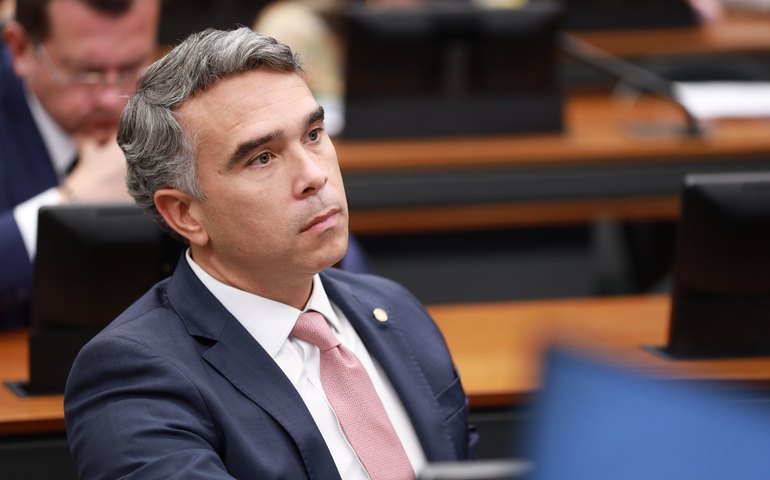Deputado Rafael Brito chama atenção sobre o problema do acesso à água potável nas escolas do Brasil