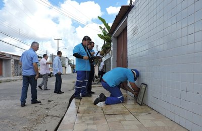 Casal busca irregularidades no consumo de água em Maceió 