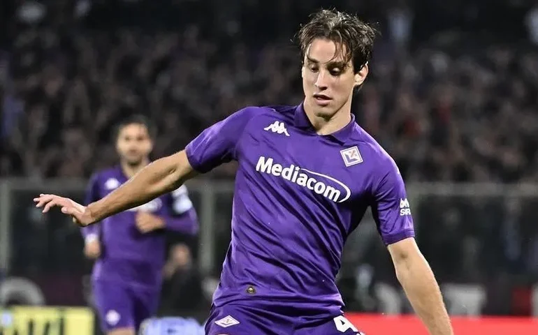 Jogador da Fiorentina que desmaiou em campo recebe alta do hospital após 12 dias