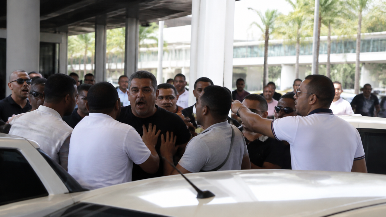 Taxistas se confrontam no aeroporto do Galeão, no Rio