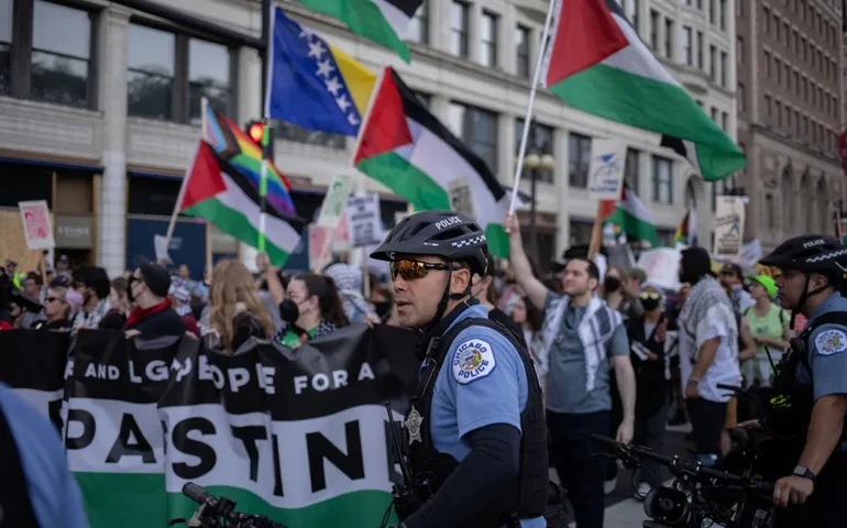 Polícia prende 55 em protesto pró-palestinos durante a Convenção Democrata em Chicago