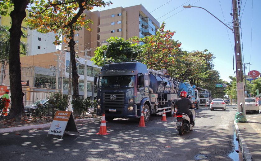 Serviços de prevenção contra alagamentos são realizados em via na Ponta Verde