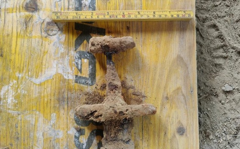 Caçador de relíquias descobre espada viking de mil anos em leito de rio na Inglaterra