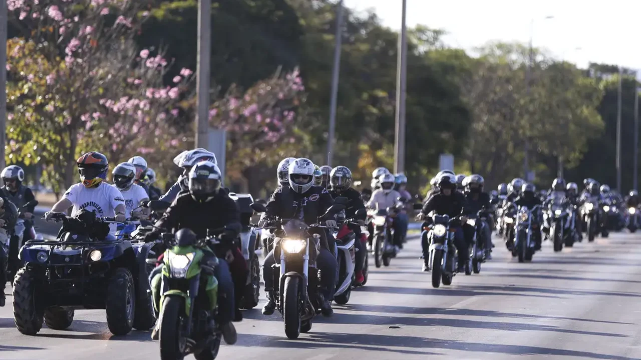 Motociclistas saem da Penha em direção ao Palácio Guanabara onde há reunião de governador e ministro