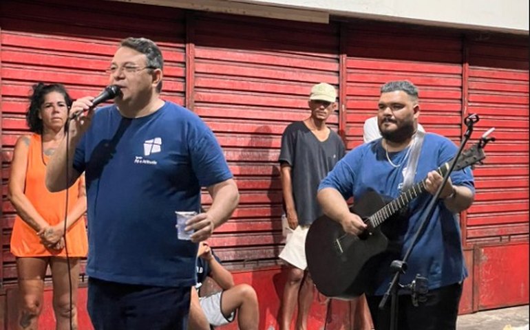 Igreja Fé e Atitude realiza ação social junto a moradores de rua de Maceió