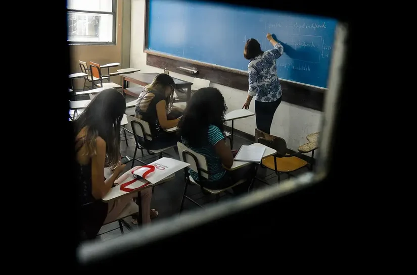 Medo e autocensura avançam nas escolas e professores relatam pressão para evitar temas básicos