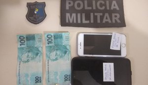 Além das cédulas falsas, policiais apreenderam dois celulares. / Foto: Foto: Polícia Militar de Sergipe