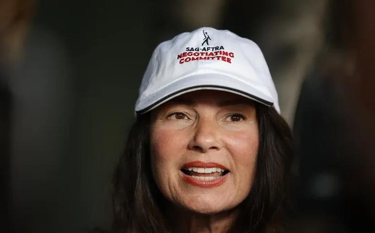 De 'The Nanny' a líder sindical, Fran Drescher se destaca com mão firme em greve de Hollywood