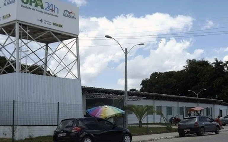 Jovem motociclista fica com suspeita de fratura após colisão com ônibus em Penedo