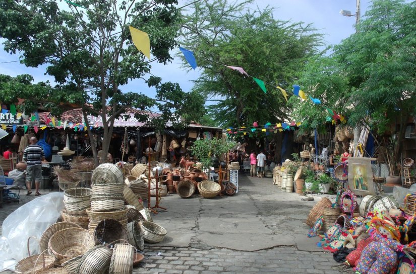 Clima junino envolve as lojas do Mercado do Artesanato