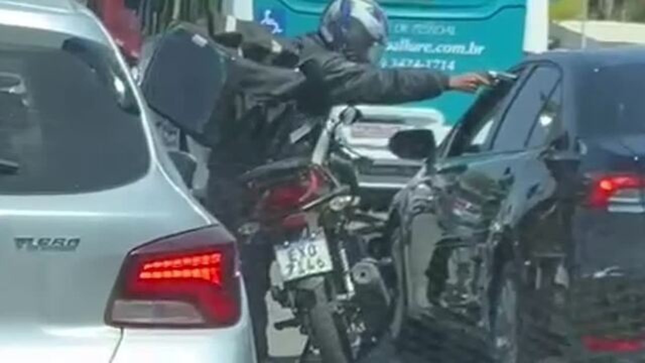 Assaltante tenta atirar em motorista de aplicativo durante roubo em BH, mas arma falha; veja vídeo