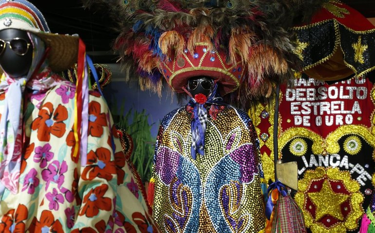 Carnaval do Recife começa com reverência ao maracatu