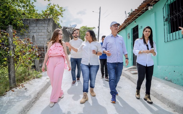 Prefeito Ronaldo Lopes entrega casas recuperadas pelo Programa Melhorias Habitacionais