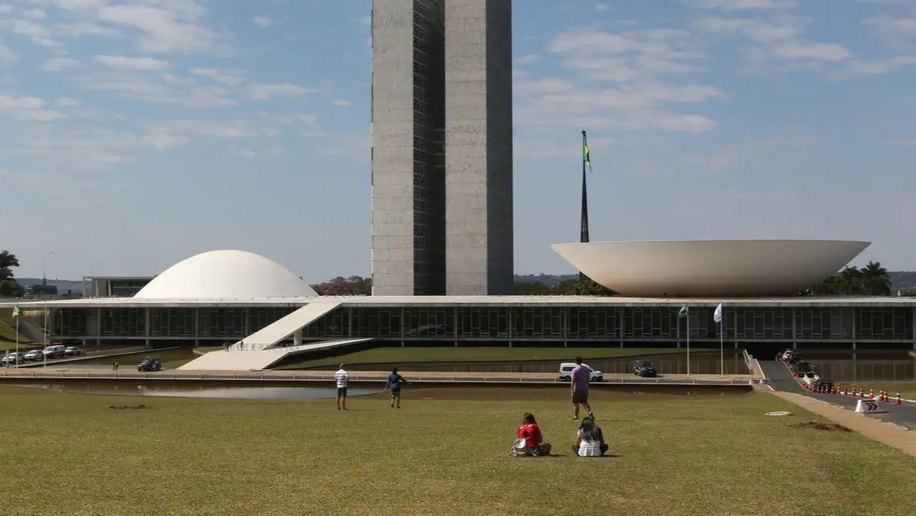 Calendário especial pode acelerar votação da PEC do fim da escala 6x1