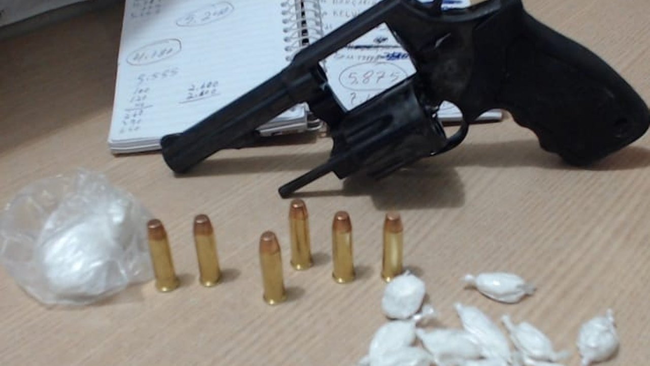Homem é preso com arma e cocaína na Chã do Pilar