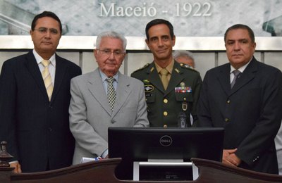 Assembleia homenageia general Nilton Moreira e coronel Nilton Diniz 
