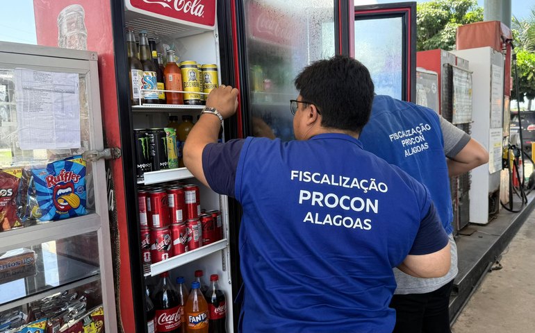 Procon-AL autua postos de combustíveis e apreende produtos vencidos em operação