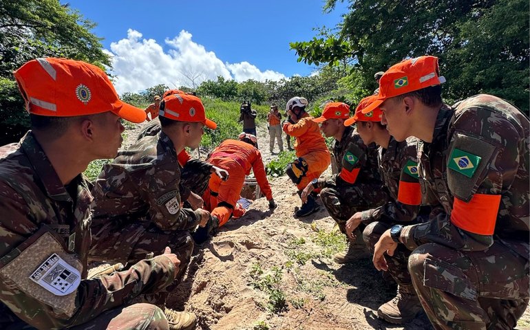 Corpo de Bombeiros participa de simulado de resgate de pessoas ilhadas e soterradas na lagoa Mundaú
