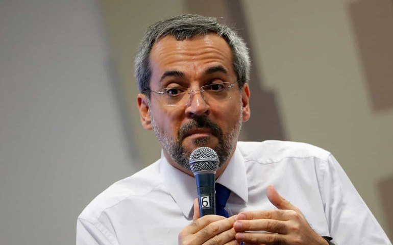 Governo admite que Weintraub pediu exoneração só após chegar aos EUA