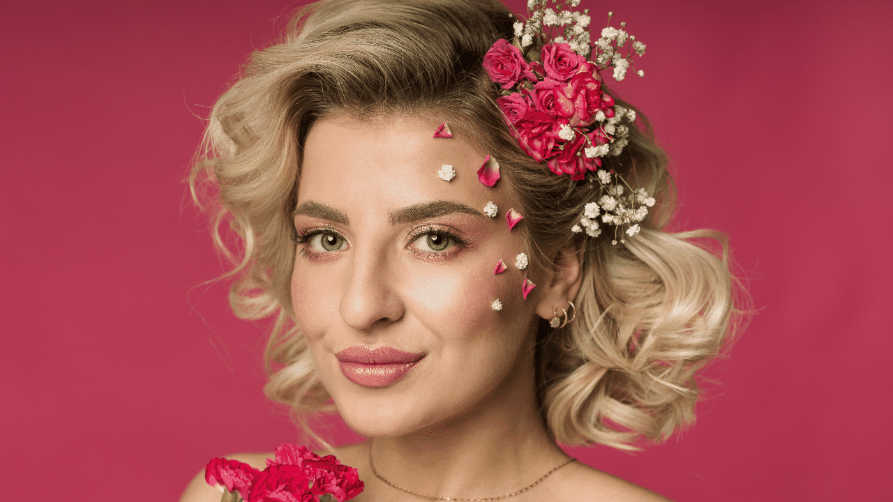 Da passarela à rotina: como incorporar cores e flores à produção de beleza