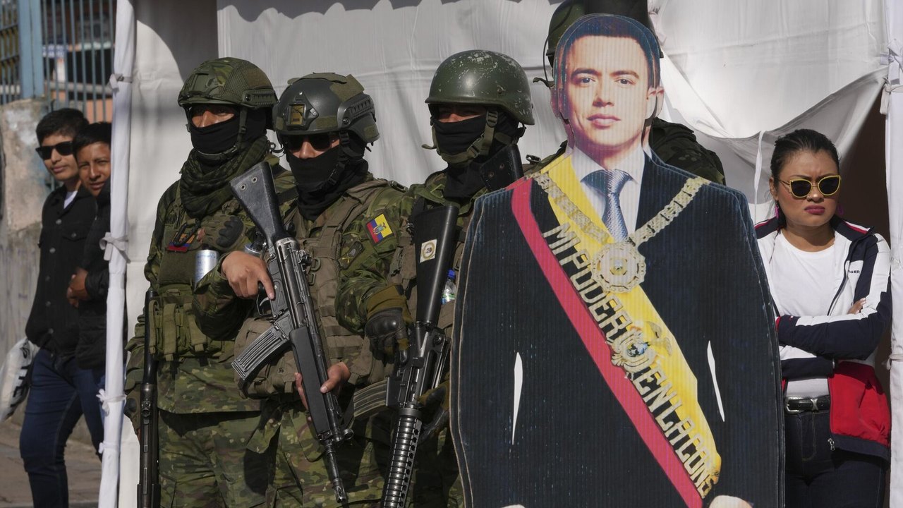 A troco de nada, Equador está prestes a ceder sua soberania territorial aos EUA, notam analistas