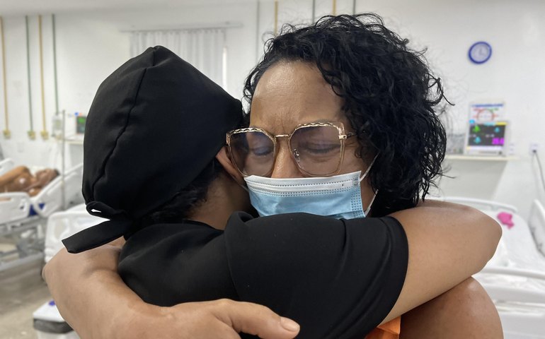 Dançarina volta ao HGE para agradecer pelo tratamento após ter mal súbito