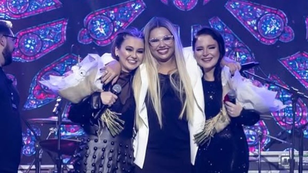 Klara Castanho posta foto do elenco no filme de Marília Mendonça