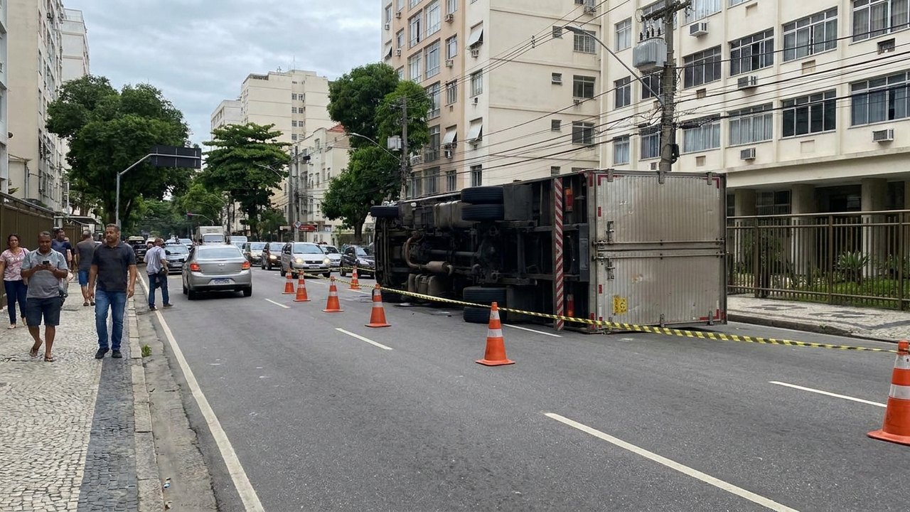 Caminhão tomba na Rua Muniz Barreto, em Botafogo, e interdita faixa da via
