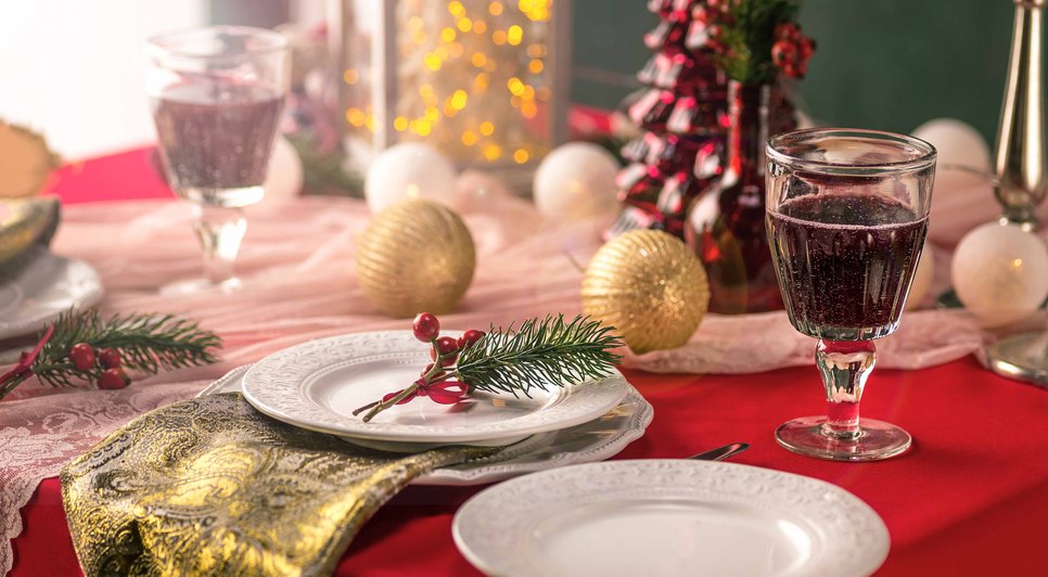 beautiful-christmas-table-setting-with-decorations.jpg