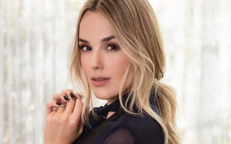 Thaeme compartilha processo de desmame da filha nas redes sociais